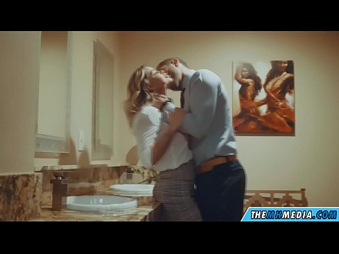 ❤️ Ko vas prsata blondinka zapelje na javnem stranišču ❤❌ Fuck video pri nas ❌